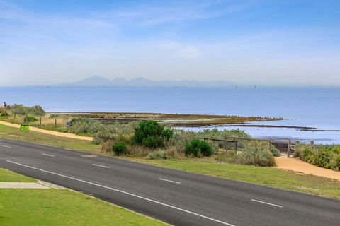 Absolute Bay Frontage With Open Fire And Spa Bath - Holiday Sunshine Coast 2