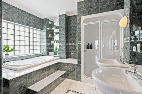 Absolute Bay Frontage With Open Fire And Spa Bath - Holiday Sunshine Coast 3