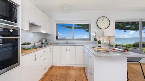 Absolute Beach - Holiday Sunshine Coast 3