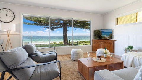 Absolute Beach - Holiday Sunshine Coast 1