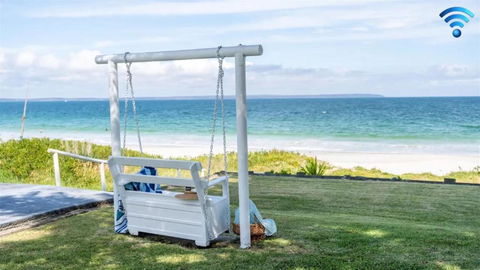 Absolute Beach - Holiday Sunshine Coast 0