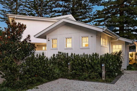 Absolute Beach Front House Panoramic Views - Holiday Sunshine Coast 2