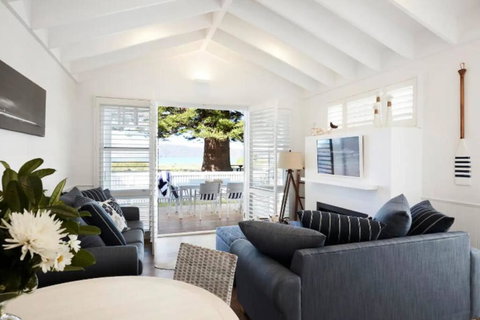 Absolute Beach Front House Panoramic Views - Holiday Sunshine Coast 4