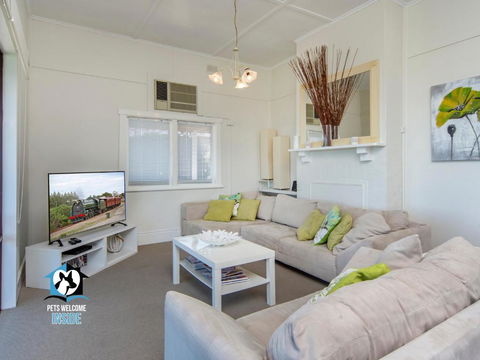 Absolute Beachfront 3BR 2BA Home W/ Beach Track - Holiday Sunshine Coast 2