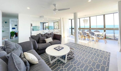 Absolute Beachfront Bliss On Kings Beach - Holiday Sunshine Coast 2
