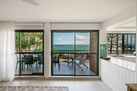 Absolute Beachfront Bliss On Kings Beach - Holiday Sunshine Coast 4