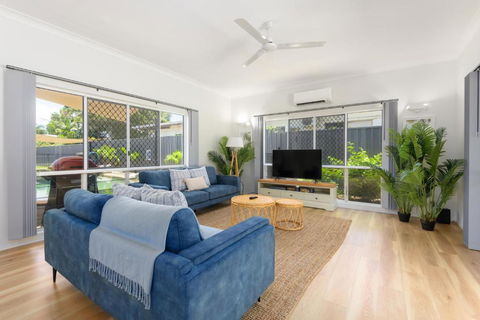 Absolute Beachfront Family Home - Cooya - Holiday Sunshine Coast 3