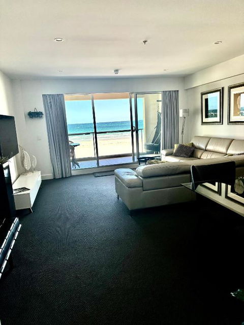 Absolute Beachfront At The Pier Glenelg - Holiday Sunshine Coast 2