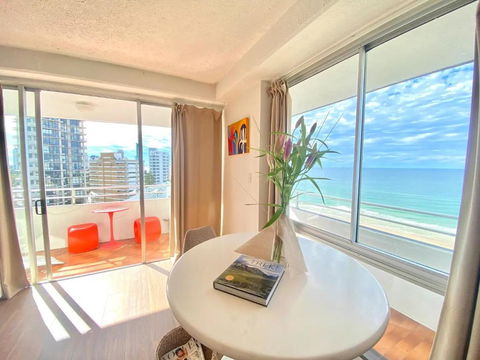 Absolute Beachfront Main Beach Gold Coast - Holiday Sunshine Coast 3