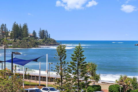 Absolute Beachfront Rolling Surf Resort - Holiday Sunshine Coast 0