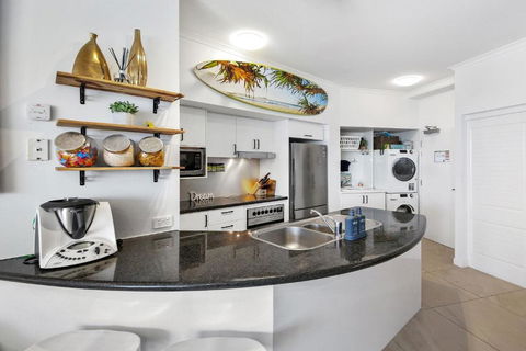 Absolute Beachfront Rolling Surf Resort - Holiday Sunshine Coast 1