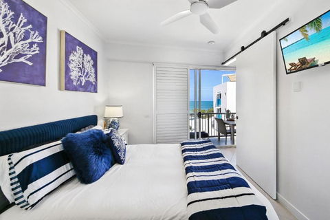 Absolute Beachfront Rolling Surf Resort - Holiday Sunshine Coast 2