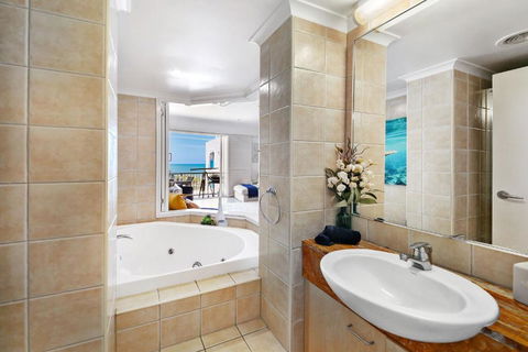 Absolute Beachfront Rolling Surf Resort - Holiday Sunshine Coast 3