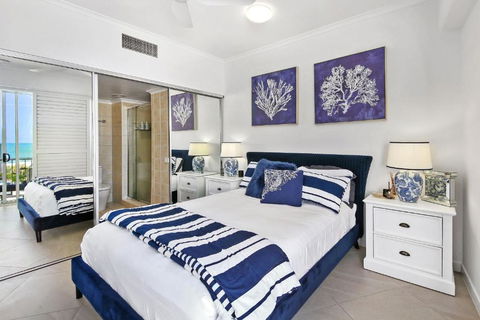Absolute Beachfront Rolling Surf Resort - Holiday Sunshine Coast 4