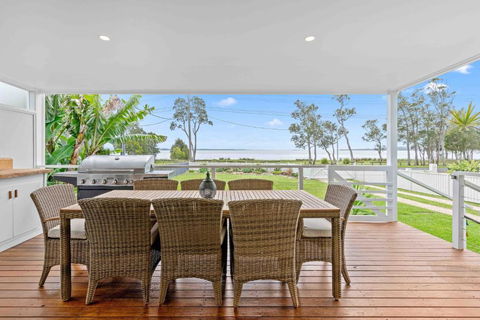 Absolute Foreshore Lakeside Cottage - Holiday Sunshine Coast 0