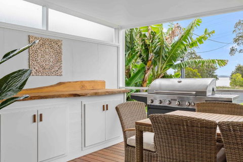 Absolute Foreshore Lakeside Cottage - Holiday Sunshine Coast 1