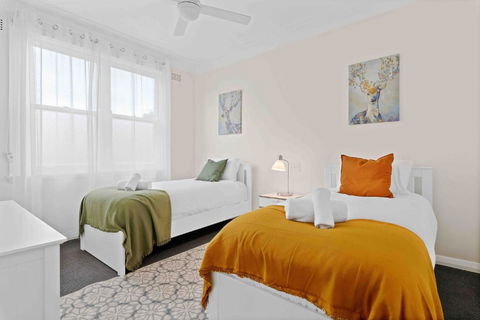 Absolute Foreshore Lakeside Cottage - Holiday Sunshine Coast 3