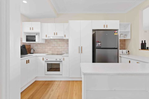 Absolute Foreshore Lakeside Cottage - Holiday Sunshine Coast 4