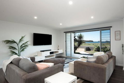 Absolute Waterfront, Amazing Views, Maloneys Beach - Holiday Sunshine Coast 1