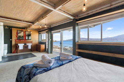 Absolute Waterfront Only 15 Minutes From Hobart - Holiday Sunshine Coast 1