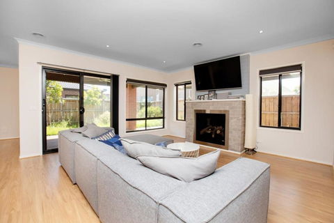 Absolutely Stunning - Bayside Point Cook 5BR Home - Sunshine Coast Tourism 1