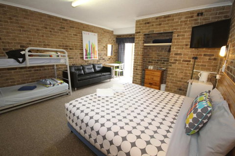 Acacia Snowy Motel - Sunshine Coast Tourism 2