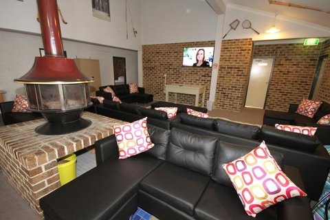 Acacia Snowy Motel - Sunshine Coast Tourism 3