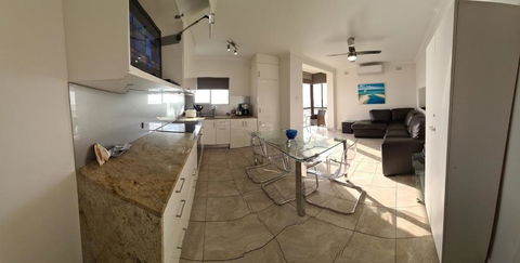 Acushla Accommodation Esplanade Living Self Check-In Self Check-Out - Holiday Sunshine Coast 2