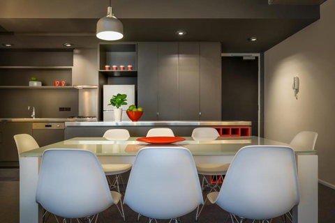 Adele Apartment Hotel East Melbourne - Holiday Sunshine Coast 1