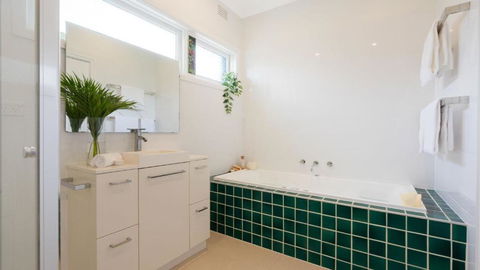 Adelong - Holiday Sunshine Coast 3