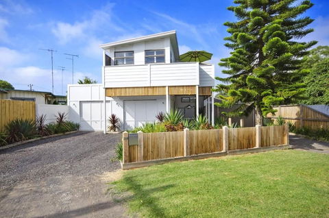 Adrift At Ocean Grove - Holiday Sunshine Coast 0