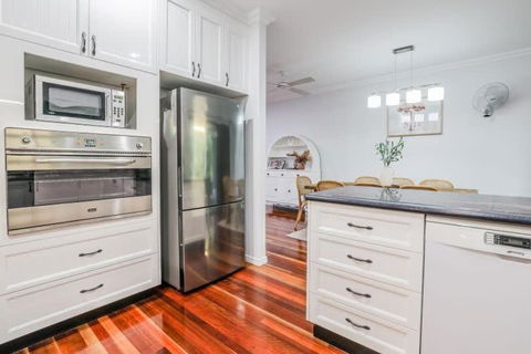 Agnes Bliss - Stunning, Centrally Located Four-Bedroom Beach House - Holiday Sunshine Coast 4