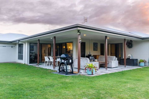 Agnes Retreat - 4 BR - 2 Min Walk To Beach - Holiday Sunshine Coast 1