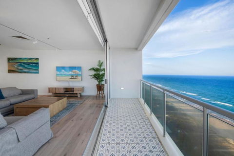 Air On Broadbeach 2 Level Private Apartment - CoastHM - Holiday Sunshine Coast 1