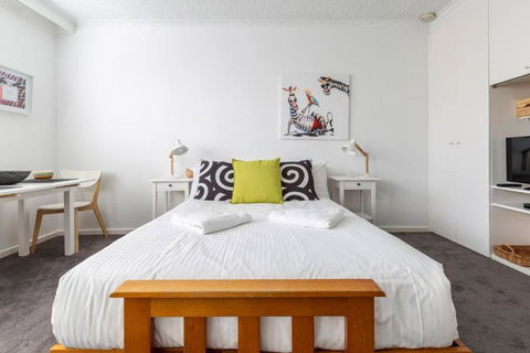 Acland Central Studio - A Cosy St Kilda Escape - Holiday Sunshine Coast 0