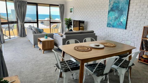 A Minutes Walk To The Beach! - Holiday Sunshine Coast 0