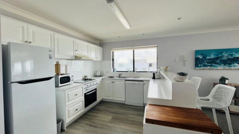 A Minutes Walk To The Beach! - Holiday Sunshine Coast 4