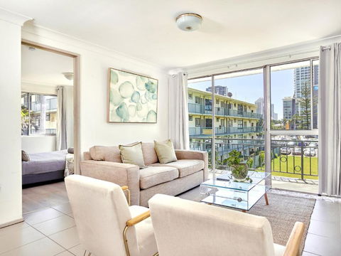 Affordable Accommodation In The Heart Of Surfers Paradise - Holiday Sunshine Coast 0