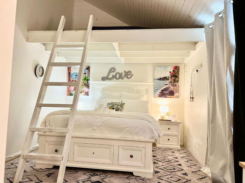Affordable Luxury Room - Holiday Sunshine Coast 1