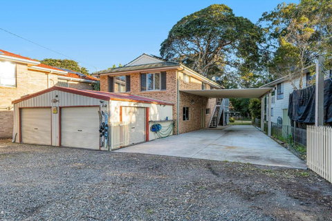 Absolute Waterfront - Sunshine Coast Tourism 1