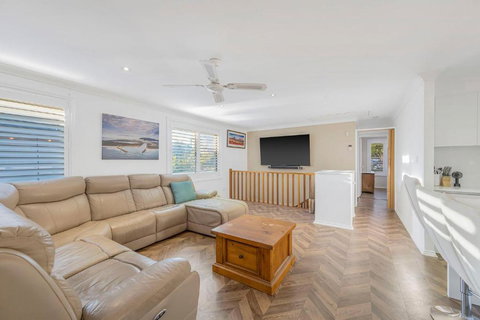 Absolute Waterfront - Sunshine Coast Tourism 2