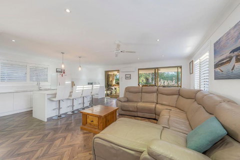 Absolute Waterfront - Sunshine Coast Tourism 3