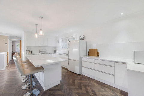 Absolute Waterfront - Sunshine Coast Tourism 4