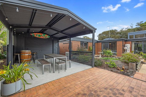 A Sand And Sea Retreat - 150m From Beach, Pet Friendly - Holiday Sunshine Coast 1