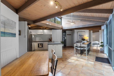 A Sand And Sea Retreat - 150m From Beach, Pet Friendly - Holiday Sunshine Coast 2