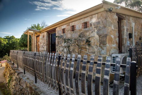 A Romantic Uraidla Studio - Holiday Sunshine Coast 0