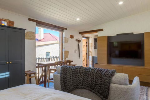 A Romantic Uraidla Studio - Holiday Sunshine Coast 1