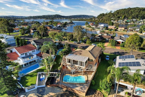 Aircabin - Woy Woy - Water Front - 6 Beds Lux Home - Holiday Sunshine Coast 2