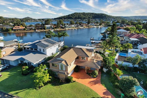 Aircabin - Woy Woy - Water Front - 6 Beds Lux Home - Holiday Sunshine Coast 3