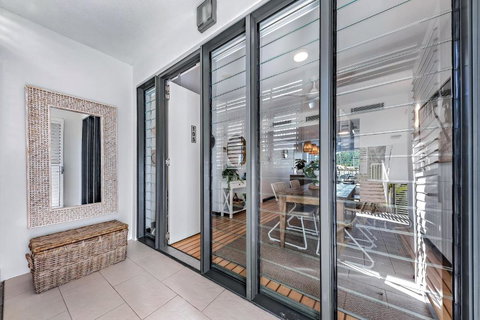 Airlie Breezes At The Boathouse - Holiday Sunshine Coast 3